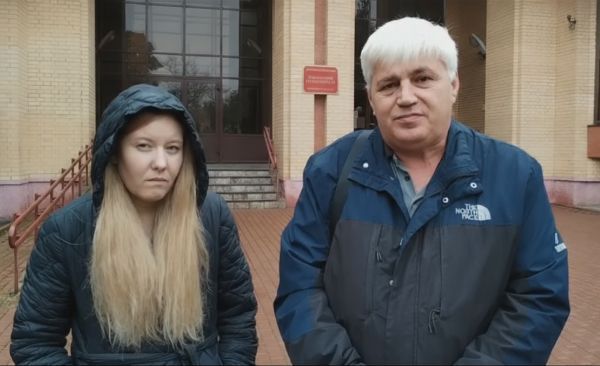 Александр Швец в ноябре 2025 года возле здания Подольского суда