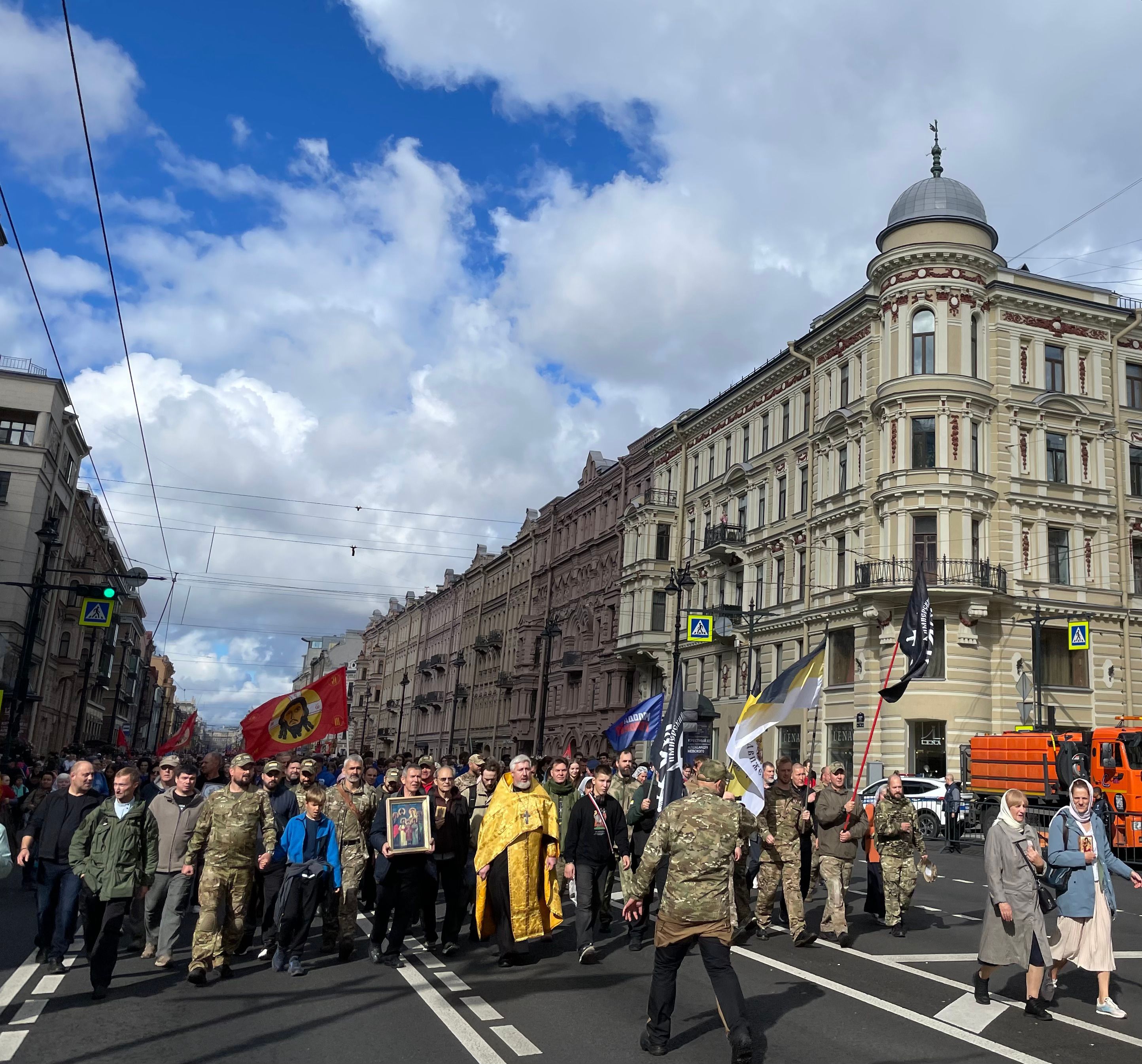 Перед выборами в Госдуму в Санкт-Петербурге прошел крестный ход с мощами Димитрия Донского и иконой Ивана Грозного. В нем участвовало много военных