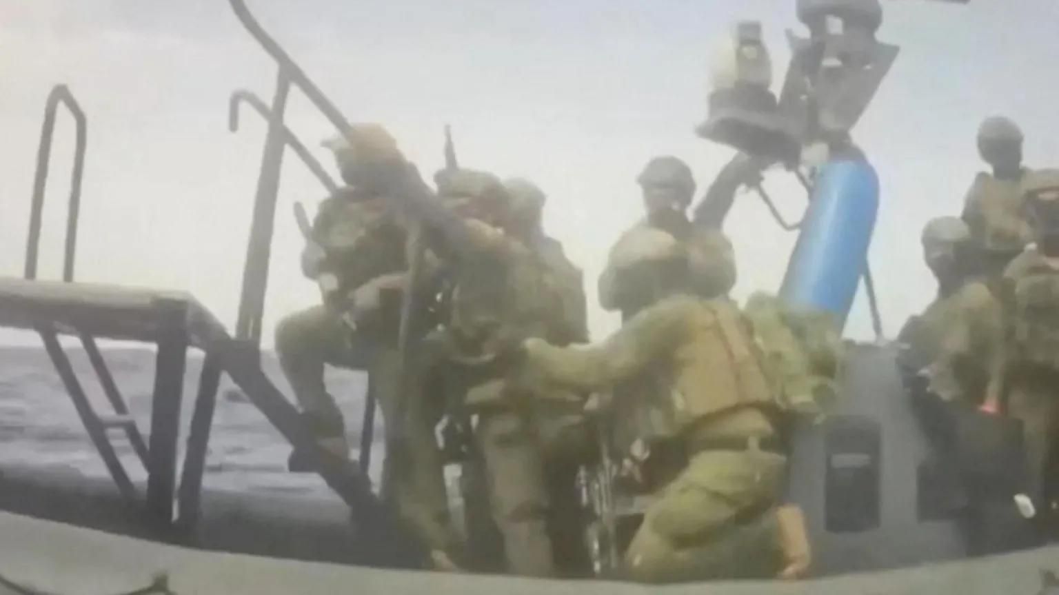 Израильские военные высаживаются на борт одного из судов Global Sumud Flotilla. 18 мая 2026 года