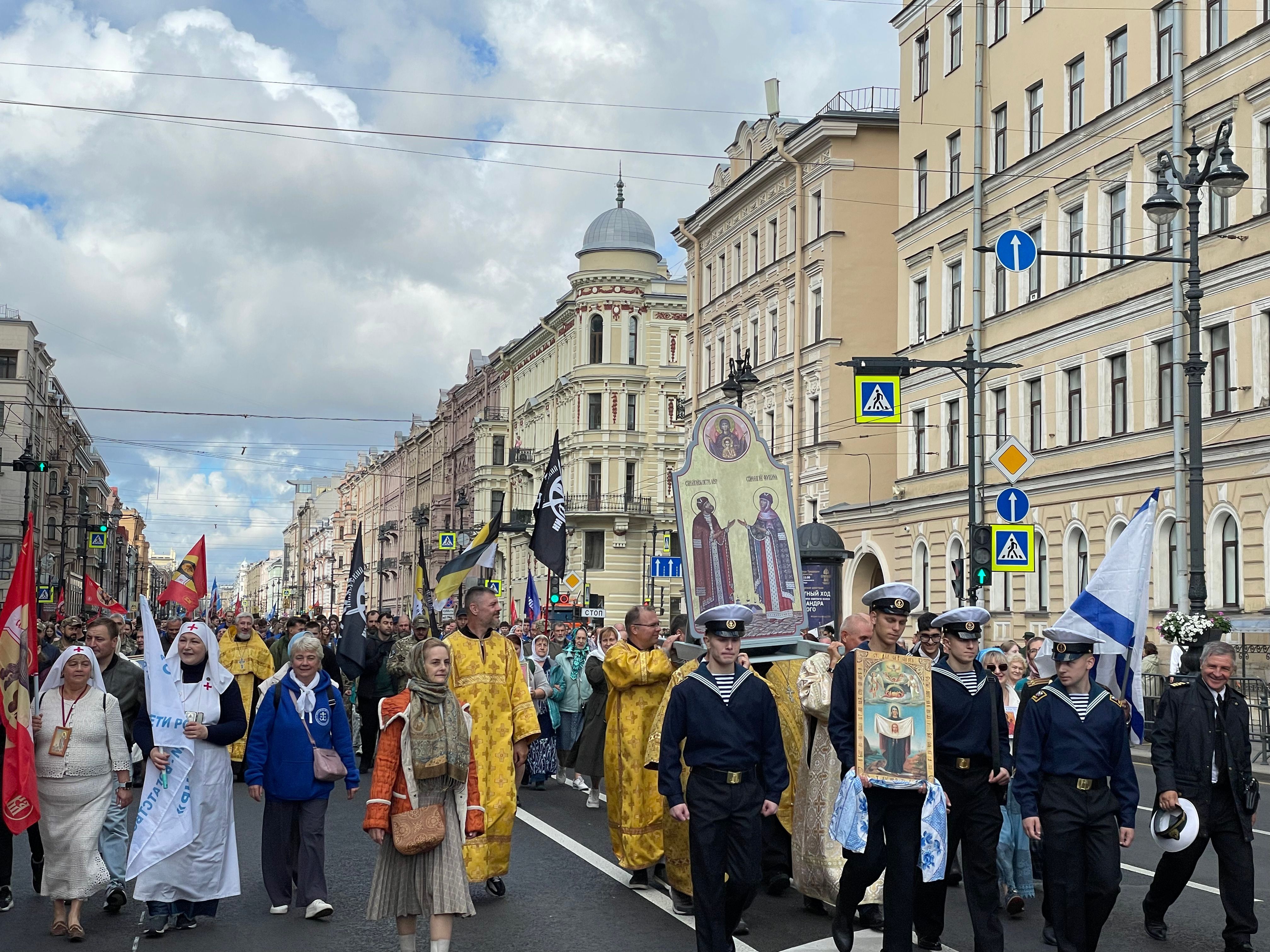 Перед выборами в Госдуму в Санкт-Петербурге прошел крестный ход с мощами Димитрия Донского и иконой Ивана Грозного